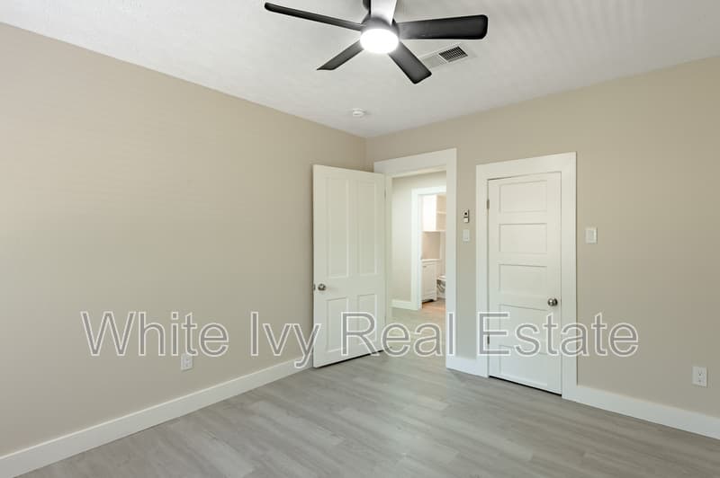 Woodville House: 1107 W Dogwood St