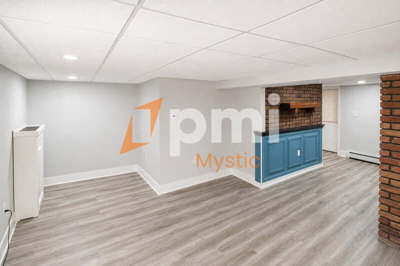 Mystic House: 90 Nantucket Dr