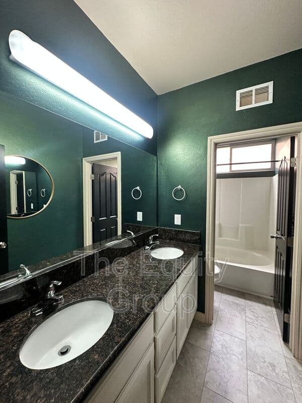 Farmersville House: 421 W. Trinta St