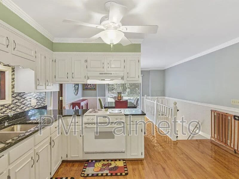 Hopkins House: 137 Fox Run Drive