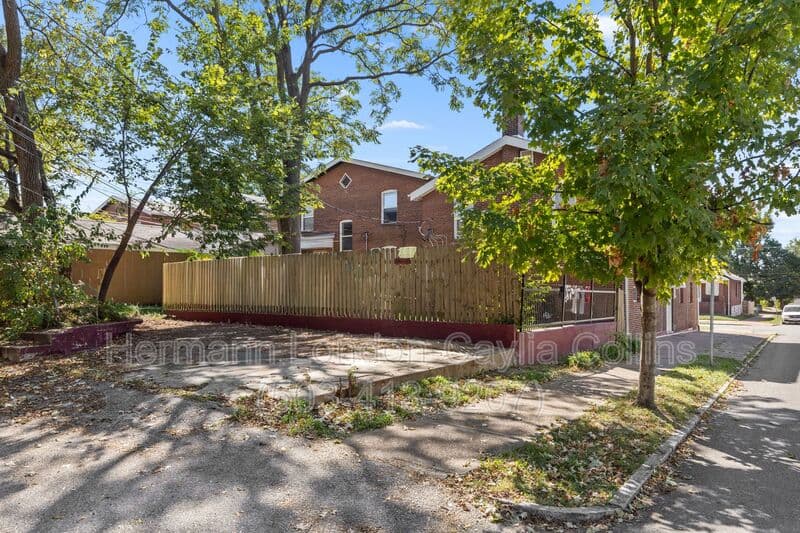 Saint Louis House: 6918 Moellenhoff Street