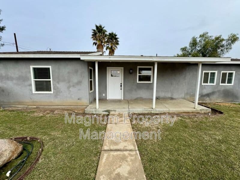 Perris House: 27300 Peach St