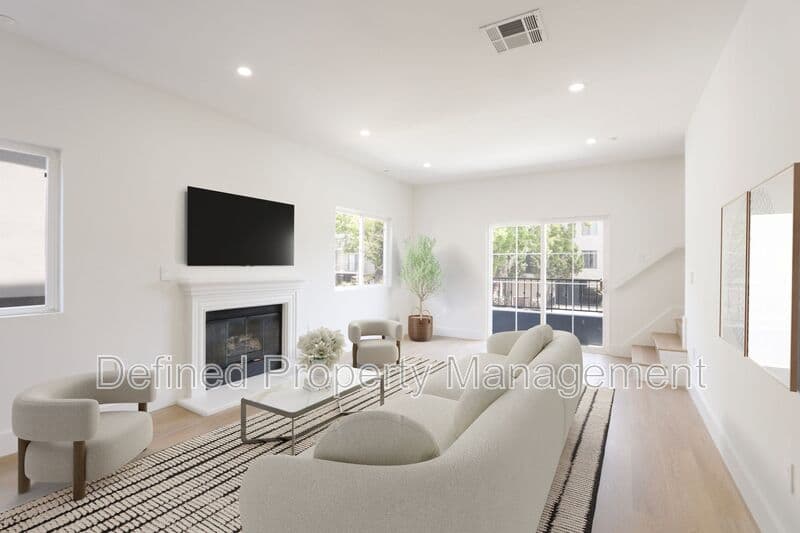 Los Angeles Condo: 1325 N Poinsettia