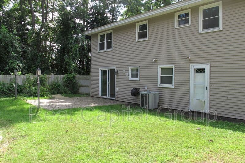 Albany House: 18 Ethel Dr