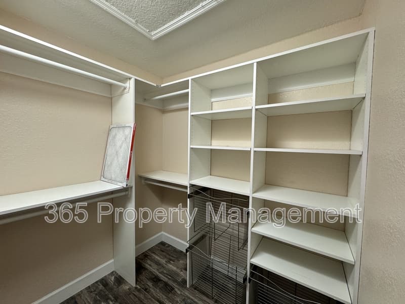 Spring Hill House: 6153 Mountain Way Avenue