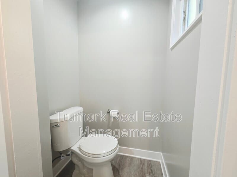 Glendale House: 433 W Garfield Ave
