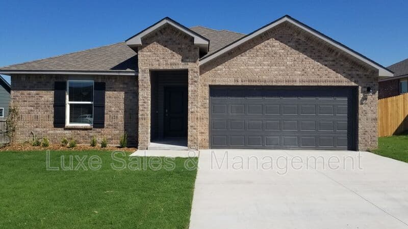 Bartlesville House: 3206 Roman Circle