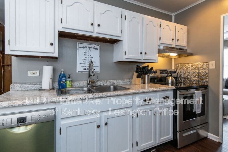 Lexington House: 317 Mockingbird Lane