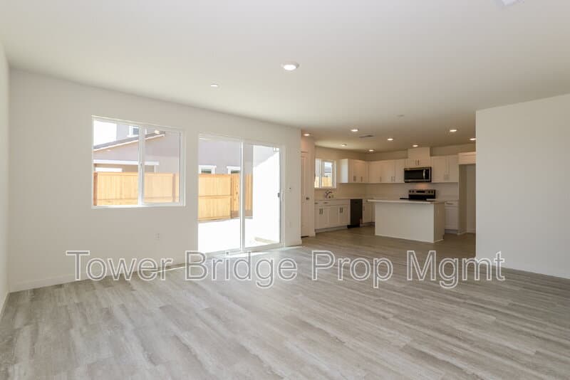 Roseville House: 2033 Blue Star Drive