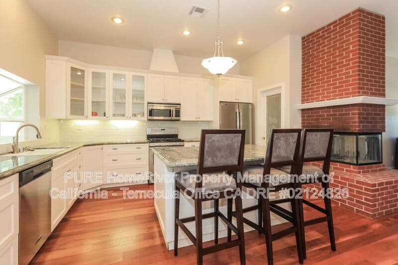 Murrieta House: 36475 Avenida La Cresta