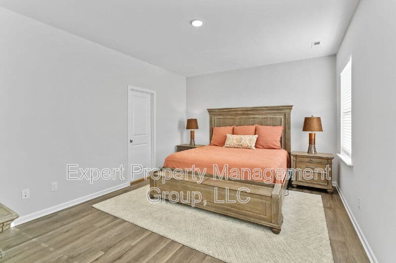 Four Oaks House: 482 Olivia Crossing Court