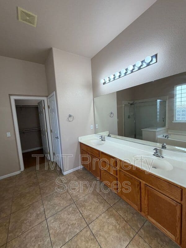 Elk Grove House: 9348 Sierra Spring Way