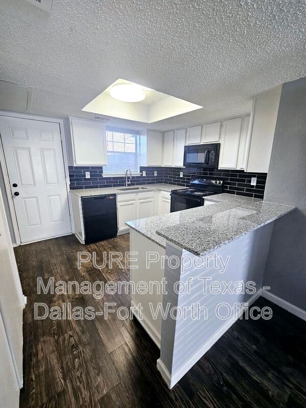Irving Apartment: 4002-4004 W. Pioneer Dr