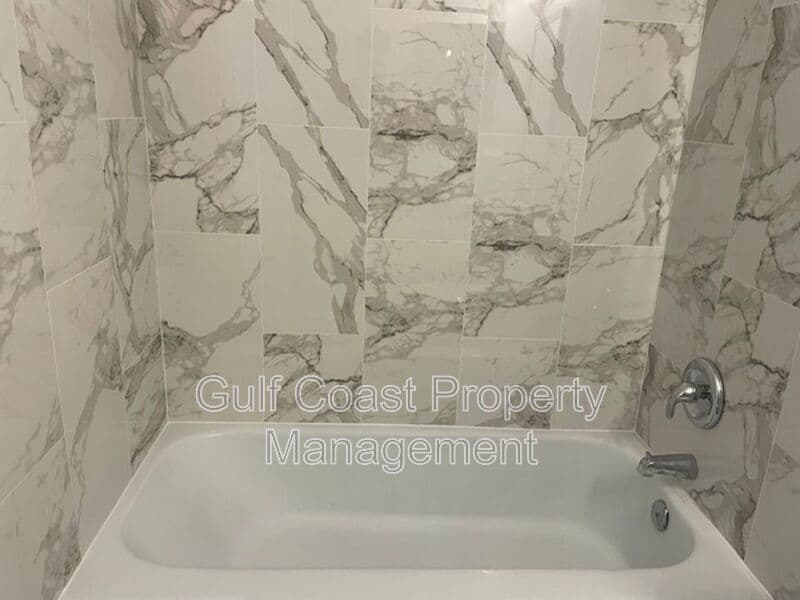 Sarasota House: 2229 Montclair Dr