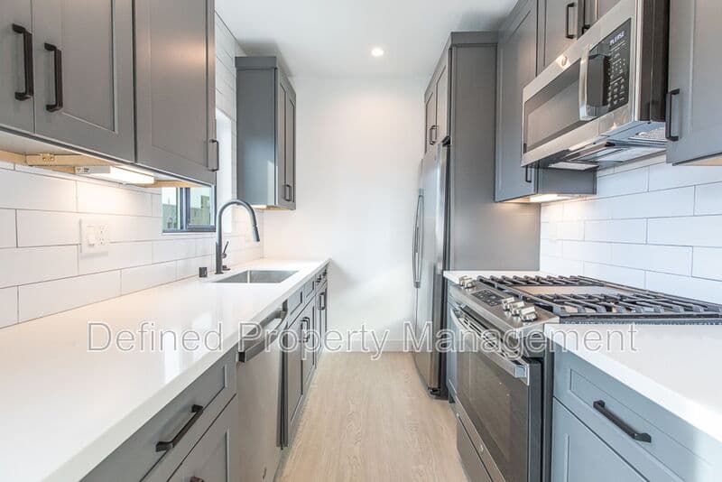 Los Angeles Condo: 6133 Eleanor Ave