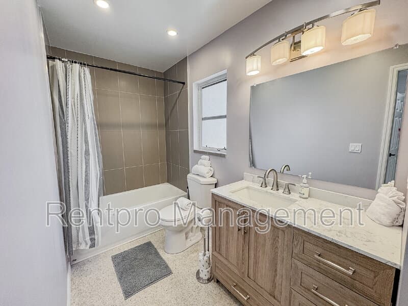Englewood House: 2825 North Beach Road