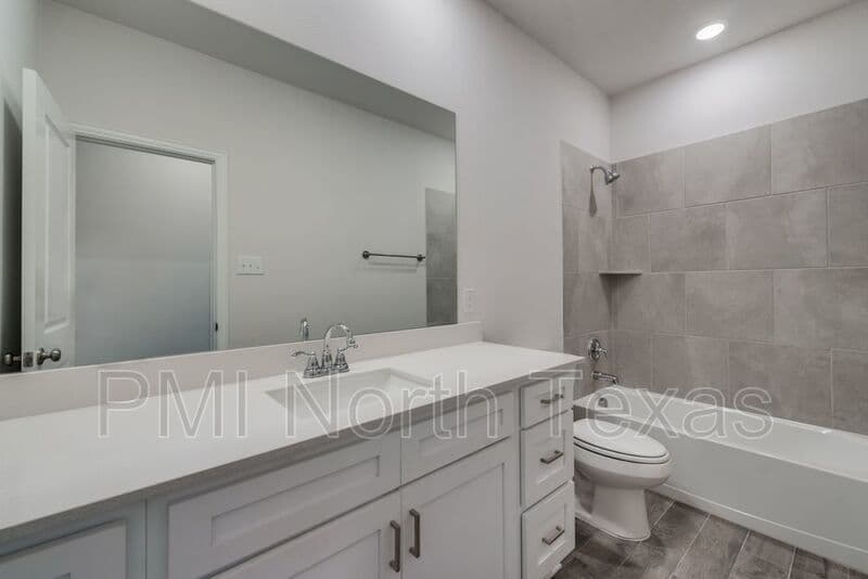 Anna House: 601 Amenduni Lane