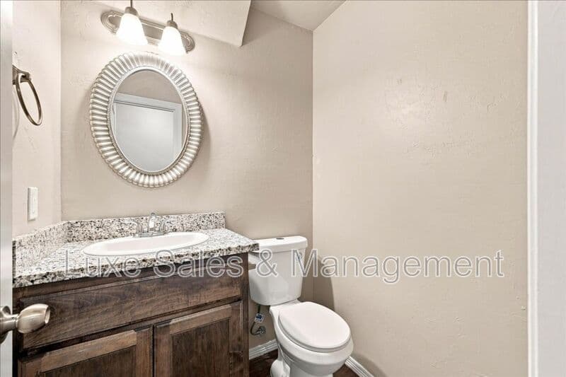 Edmond House: 2024 Buena Vida Lane