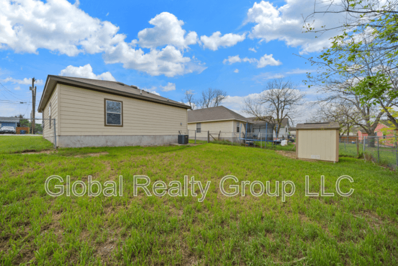 New Braunfels House: 161 S Krueger Ave