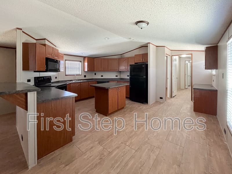 Tyler House: 1104 Tres Picos St