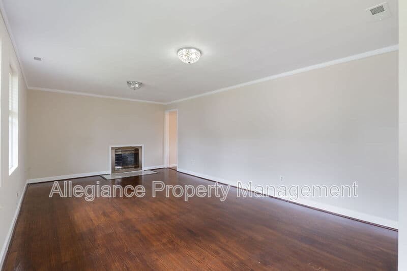 Arlington House: 2311 N Dinwiddie St