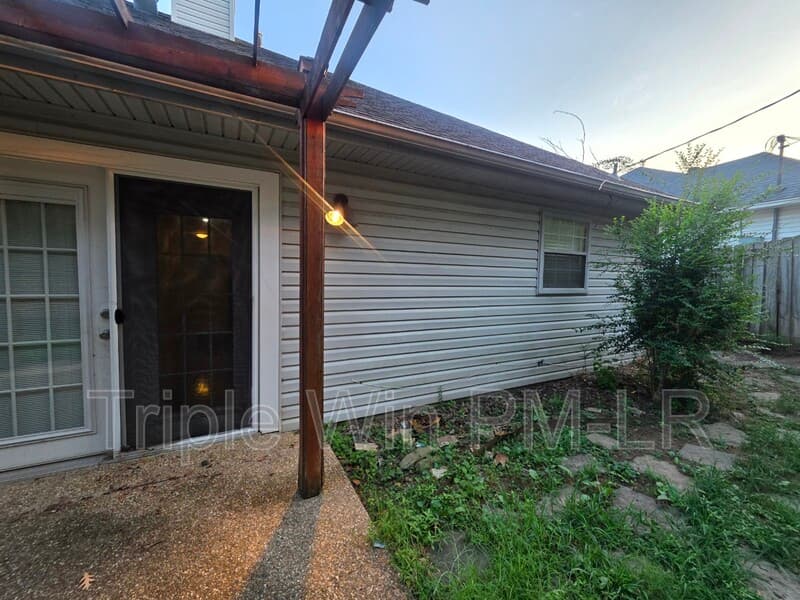 Little Rock House: 12512 Woodbury Dr