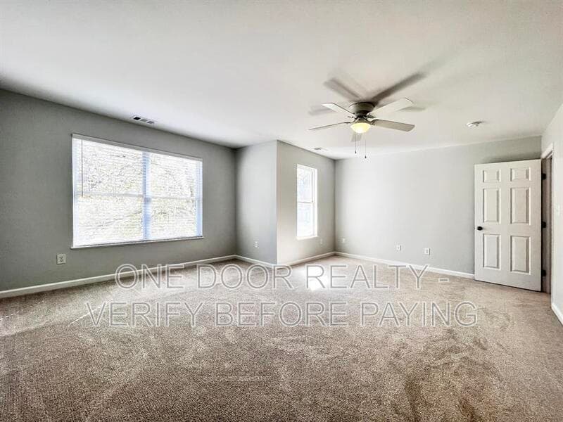 Williamsburg House: 120 Low Ridge Rd