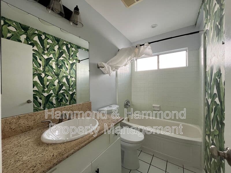 Van Nuys Condo: 5722 Woodman Ave.