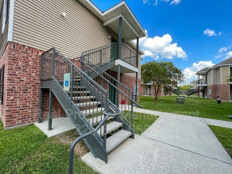 Denham Springs Apartment: 31855 LA Hwy 16