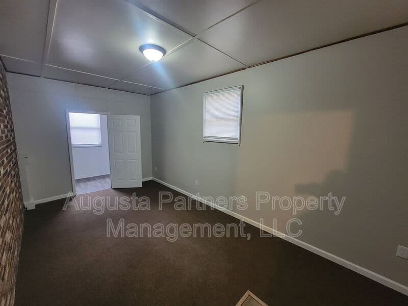 Augusta House: 323 Pineview Drive