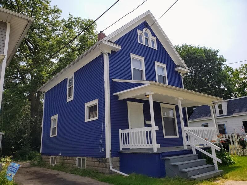 Lansing House: 144 E Barnes Ave.
