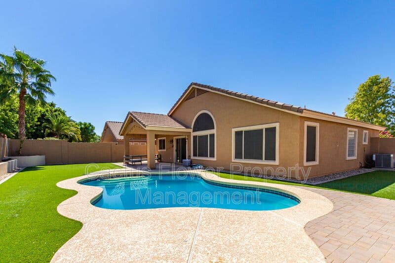 Glendale House: 21295 N 69th Ave