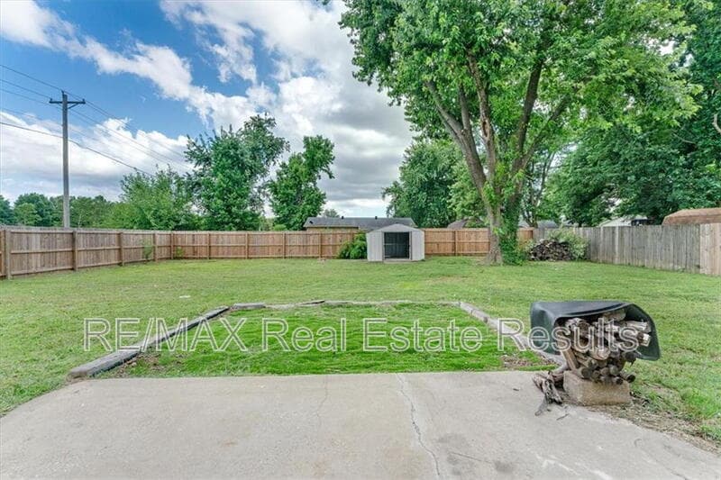 Bentonville House: 2406 SE 15th St