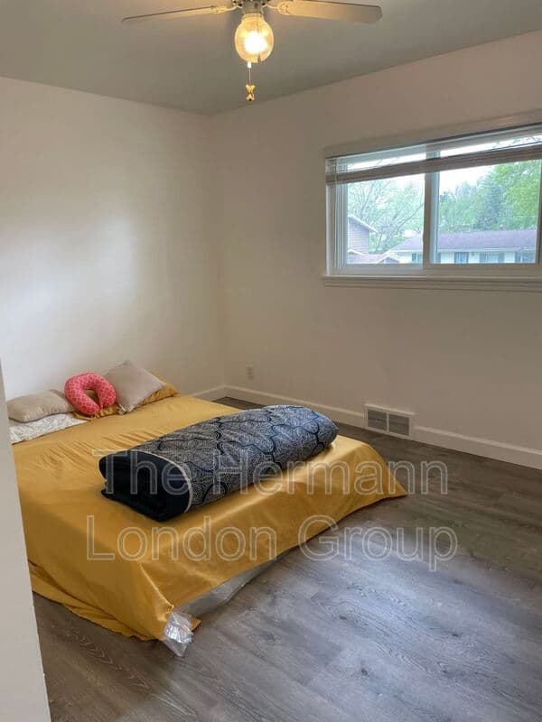 Saint Louis House: 451 Golden Valley Dr