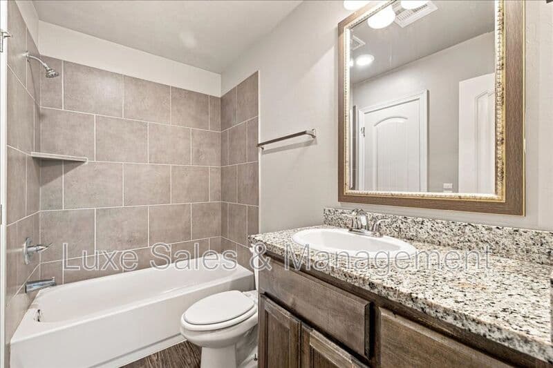 Edmond House: 2024 Buena Vida Lane