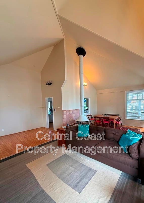 Pacific Grove House: 622 Congress Ave