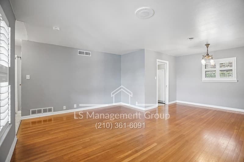 San Antonio House: 106 Springwood Drive