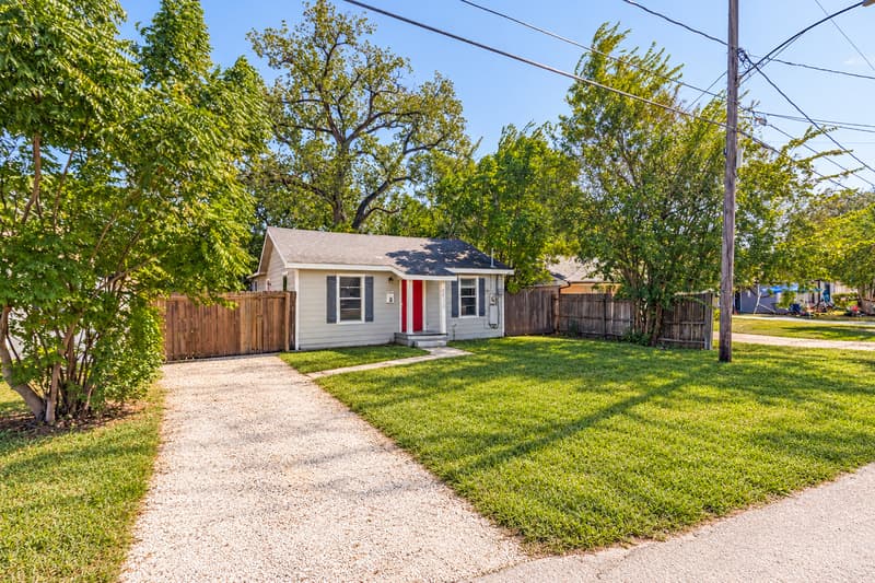Houston House: 6813 Foster Street