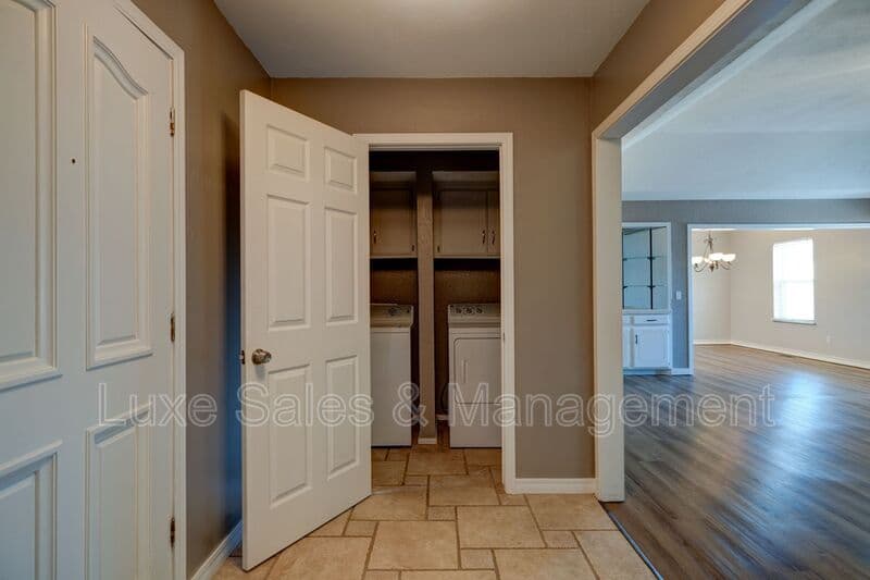 Edmond House: 2205 Basking Ridge Trail