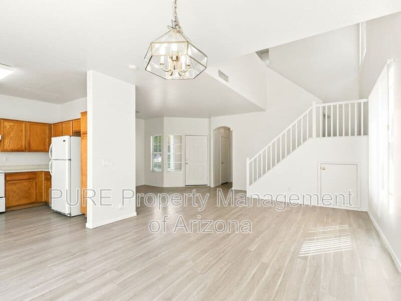 Avondale House: 11380 W Mohave St