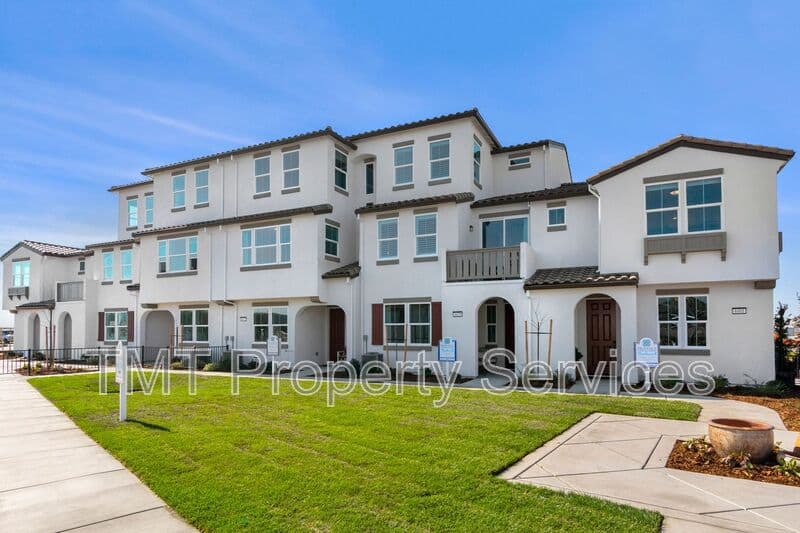 Sacramento Townhome: 31 Advantage Court