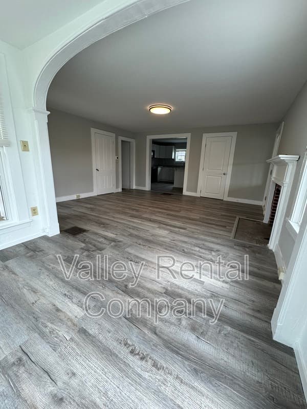 Sunderland House: 118 North Main Street - 1