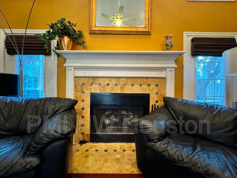 Houston House: 9303 Bent Spur Ln