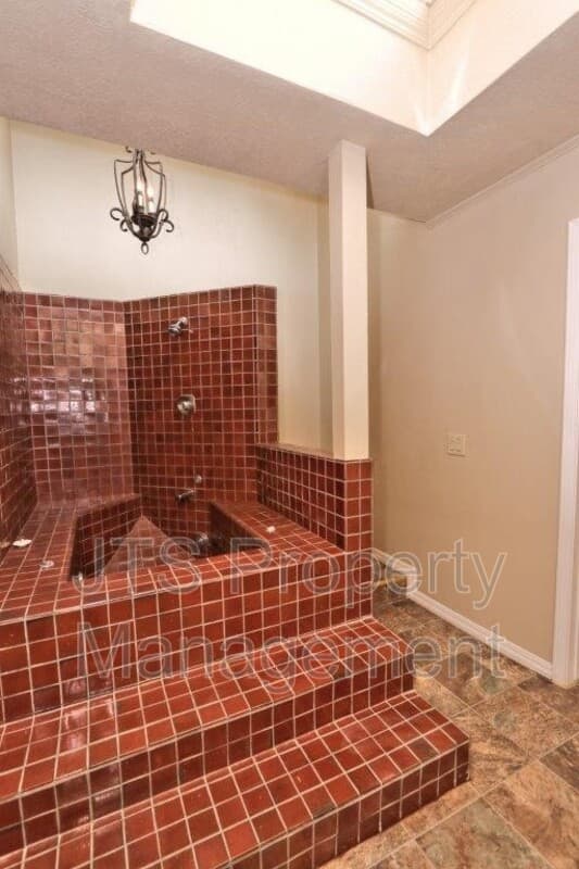 Fair Oaks House: 8944 Cliffside Lane