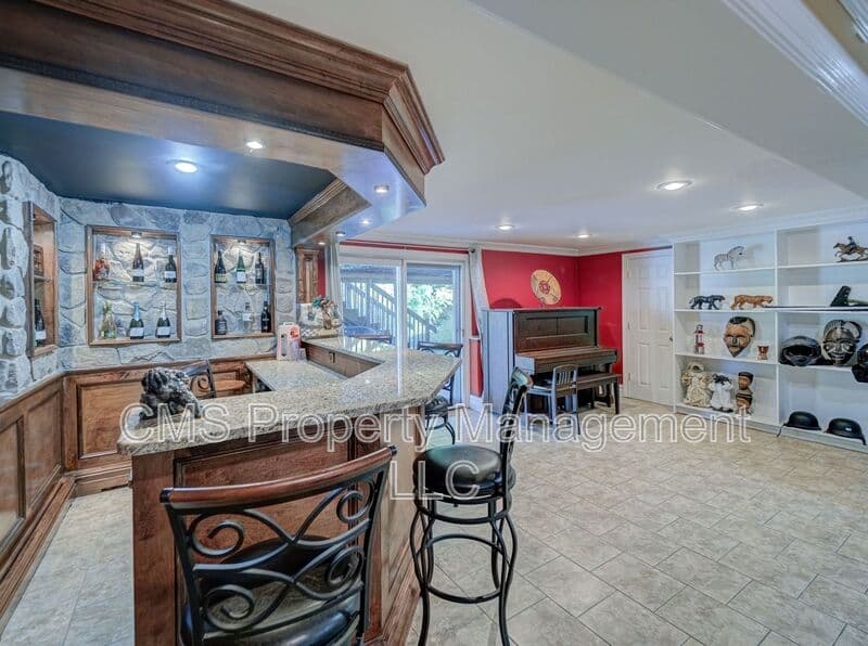 Bloomingdale House: 128 Reeve Ave