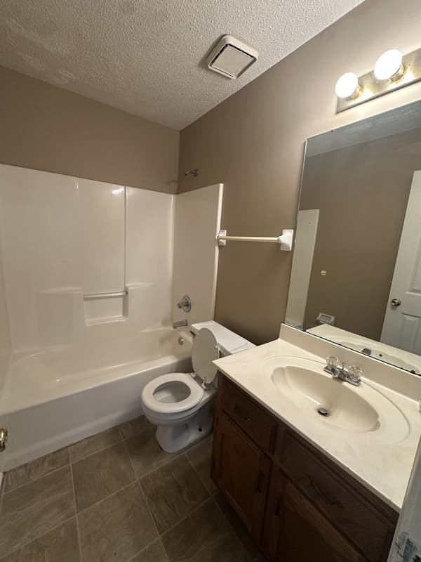 Memphis House: 5554 Oak Branch Cir N