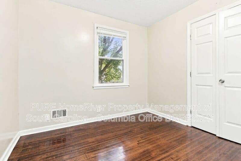 Columbia House: 3624 Live Oak St