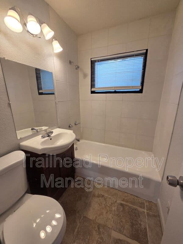 Kansas City House: 10719 Cambridge Ave