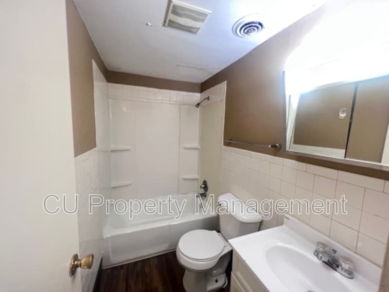 Champaign Condo: 711 W CHURCH St.