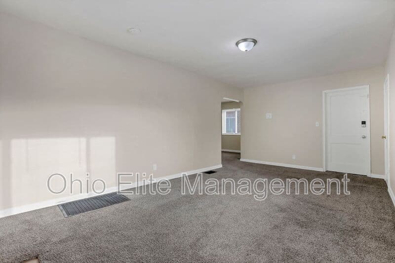 Columbus House: 370 S Chase Ave